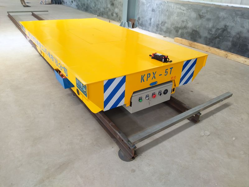 在電動平車的中間部位，載荷分布要均均